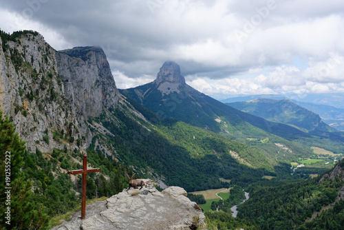 Schilderij op canvas Croix du Pas de l'Aiguille et un bouquetin et le Mont Aiguille - Vercors,caprin,