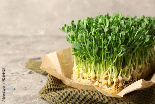 Napkin with fresh micro gre...