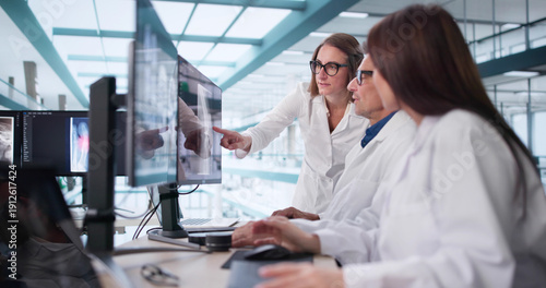 Canvas Print The Neurologist Carefully Examines The MRI Brain Scan On The Screen