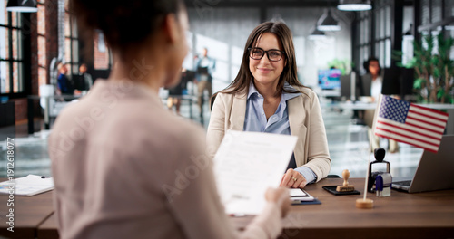 Fotografía Black Female Immigrant Attorney Meets With Client