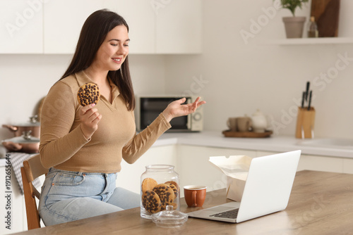 Young woman with cookies vi...