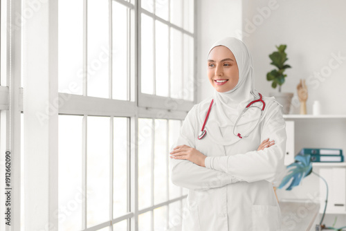 Female Muslim doctor in hij...