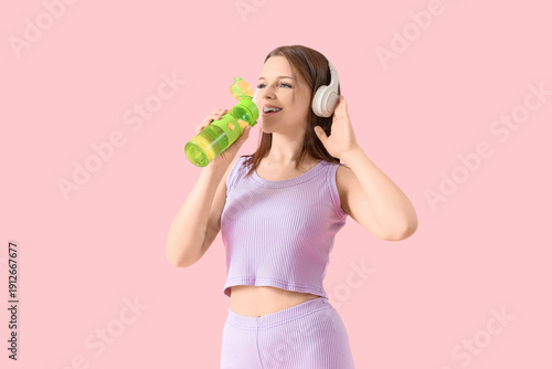 Sporty young woman in headp...