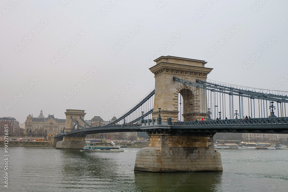 Obraz premium Széchenyi Chain Bridge, connecting Buda and Pest, oldest bridge in Budapest, Hungary 