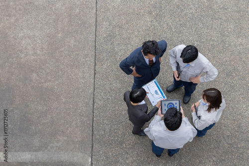 Tableau sur toile 屋外に並ぶ会社従業員の集合写真