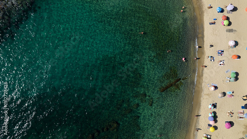 Fotografi Aerial perpendicular view of a sunny Mediterranean beach