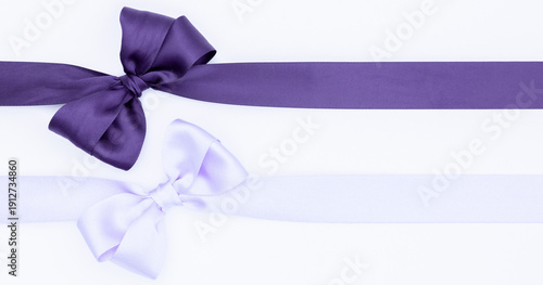 Nœuds de soie avec du ruban de couleur mauve et violet sur fond blanc.