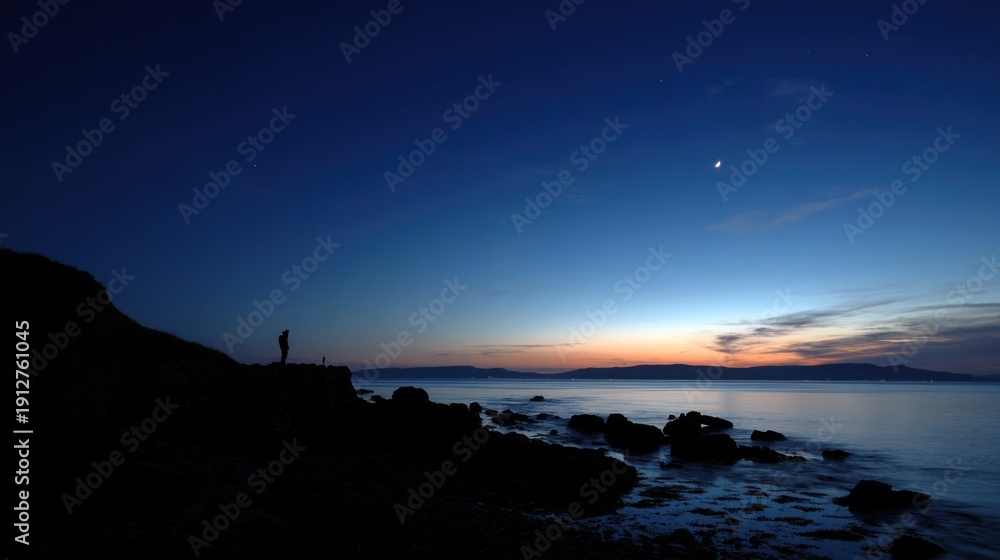 Obraz premium There’s shadows dancing on the shore There’s the moon quietly glowing In the star strung sky Waiting for the dawn To awaken the day You are always there Poised in the horizons 
