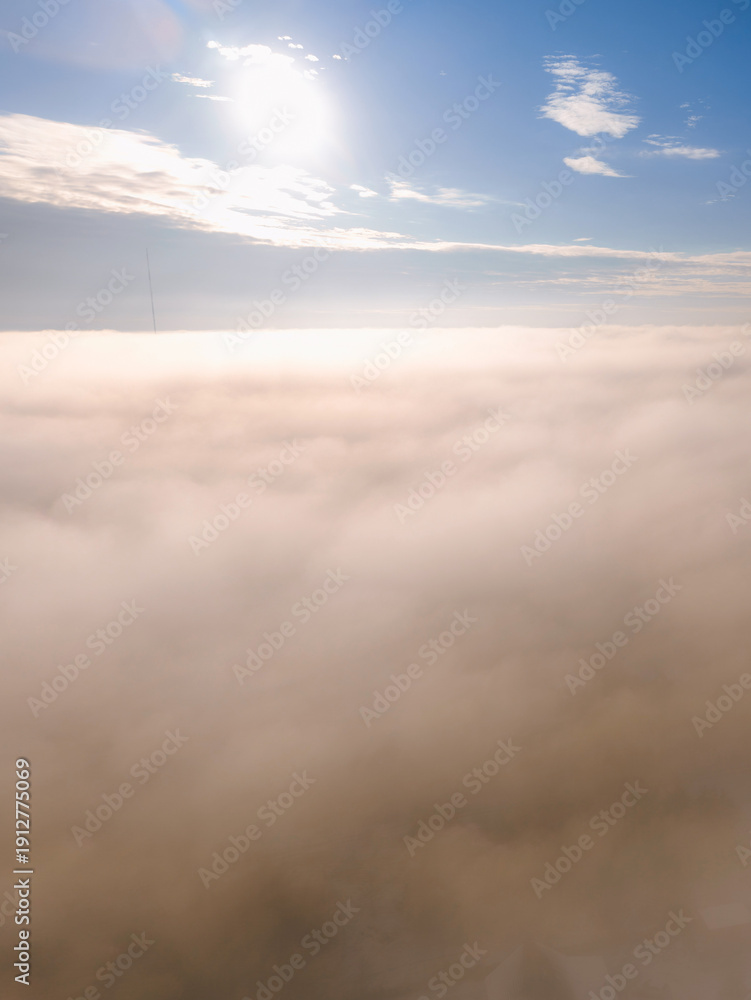 Obraz premium Tranquil cloudscape with sunlight and horizon