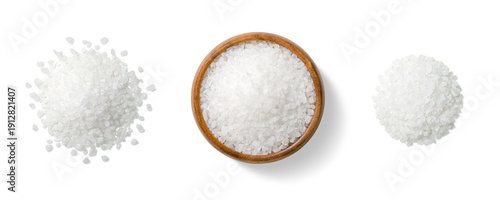 Photos Top view of three piles of coarse sea salt crystals, scattered and arranged in a wooden bowl, isolated on a transparent background