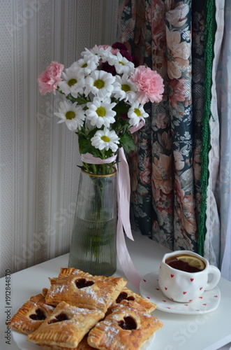 Plakat cookies with tea