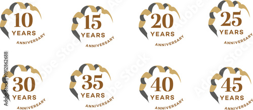 上品なゴールドリボン装飾で囲んだ10周年から45周年まで対応可能な高級感アニバーサリーロゴセット｜企業創立記念・表彰式・イベント販促に使える周年記念デザイン素材