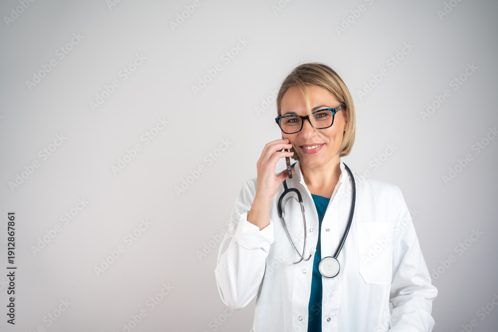 © Nenad - Woman physician giving medical advice to patients via telephone, isolated © Nenad - Woman physician giving medical advice to patients via telephone, isolated