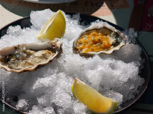 Canvastavla Freshly shucked oysters served raw on crushed ice with bright citrus wedges garn