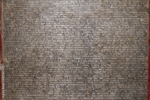 Foto Close up of ancient pali scripture carved onto a marble slab.