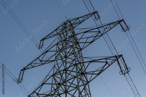 Starkstrommasten gegen blauen Himmel