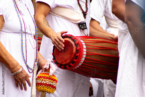 Foto Timbra, tambor e timbal instrumento usado em ritos religiosos e no ritmo do samba