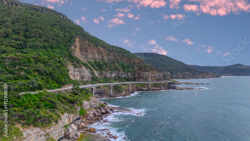 Foto Sea Cliff Bridge on the southern coast of Sydney with sweeping Ocean Views and Mountain terrain