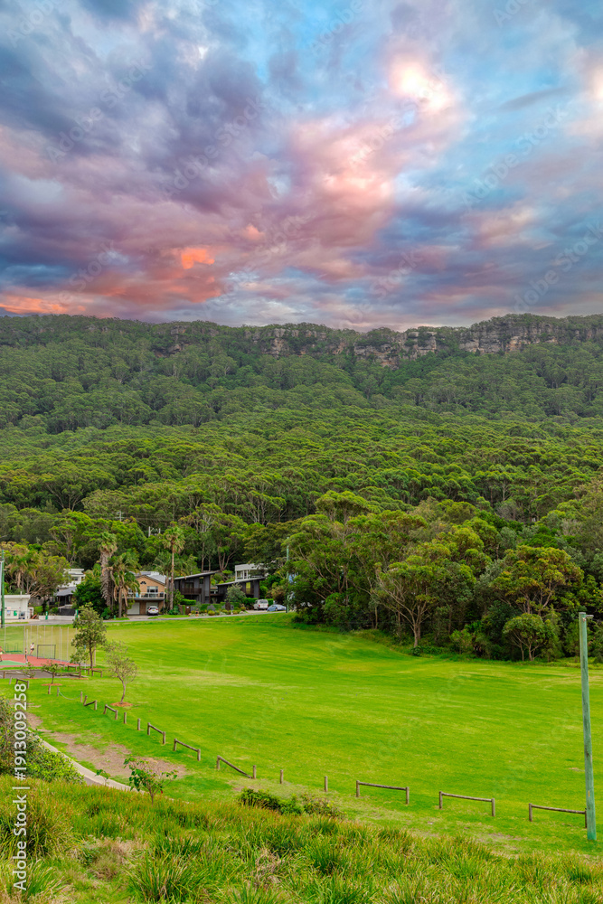 Obraz premium Sea Cliff Bridge on the southern coast of Sydney with sweeping Ocean Views and Mountain terrain. a major Bridge Road on the beautiful Australian coastline Australia