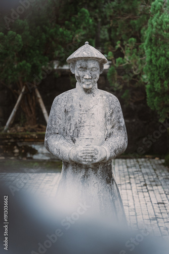 statue