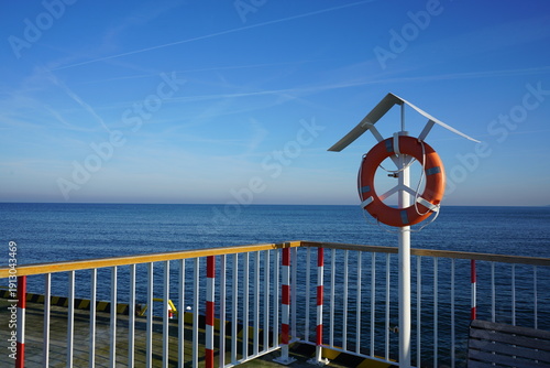 Rettungsring am Geländer einer Seebrücke in Polen