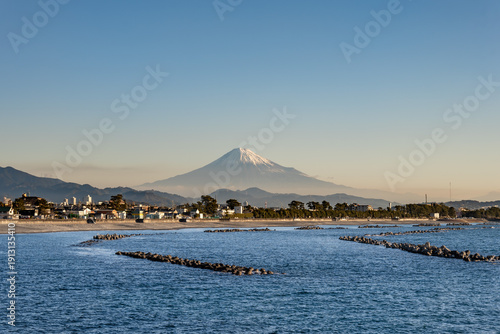 静岡県静岡市にある石部海岸から望む富士山と駿河湾の絶景
