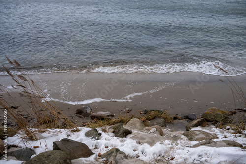 Strandufer der winterlichen Ostsee