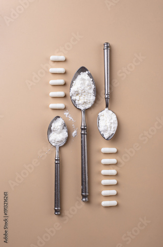 Cuadro en lienzo Collagen powder and pills. Healthy supplement