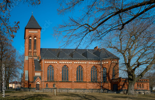 Ansicht von Südosten auf die denkmalgeschützte katholische Kirche 