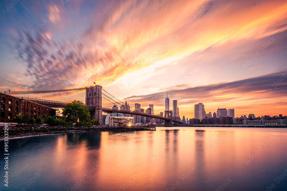 Fototapeta premium Brooklyn Bridge at sunset viewed from Brooklyn Bridge park