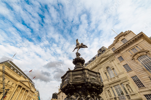 Canvastavla Piccadilly Circus Eros Statue And Historic Fountain In London Under Blue Cloudy