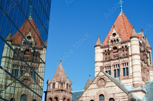 Foto Trinity Church reflection on Hancock Tower Glass on a Sunny Day Boston Massachus