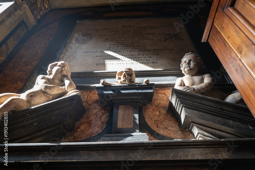 Fotografie Funerary sculpture in Chiesa di San Carlo Borromeo - Turin, Italy