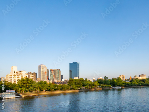 夕暮れ時のリバーサイドと都会