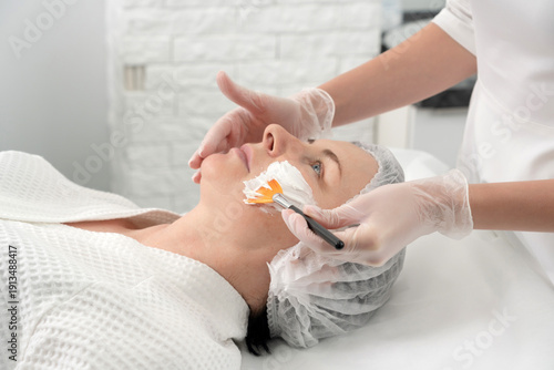 Φωτογραφία Mature woman receiving wwhte facial mask in spa beauty salon