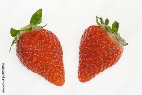 Wallpaper Mural 真っ赤ないちご ならあかり　奈良県産ブランドイチゴ Torontodigital.ca