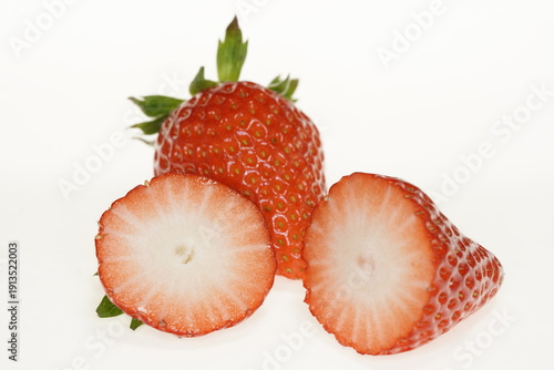 Wallpaper Mural 真っ赤ないちご ならあかり　奈良県産ブランドイチゴ Torontodigital.ca