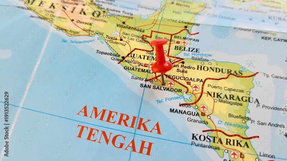 Obraz premium View of San Salvador, is the capital and the largest city of El Salvador and its eponymous department, On a geographical map of America, marked with red push pin
