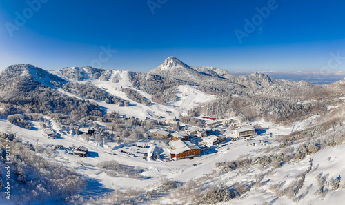 Fotografie Aerial view of Yokoteyama ski area in Shiga Kogen, Nagano, surrounded by snowy m