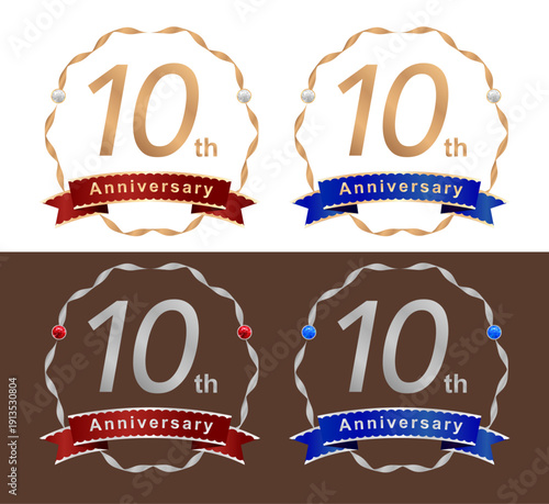10周年記念のロゴマークセット、ゴールドとシルバーの豪華なアニバーサリーラベル。リボンと波状のフレーム、宝石のような装飾をあしらった高級感のあるデザイン。周年行事、キャンペーン、創立記念、店舗のセールやイベントに最適なベクターイラスト。