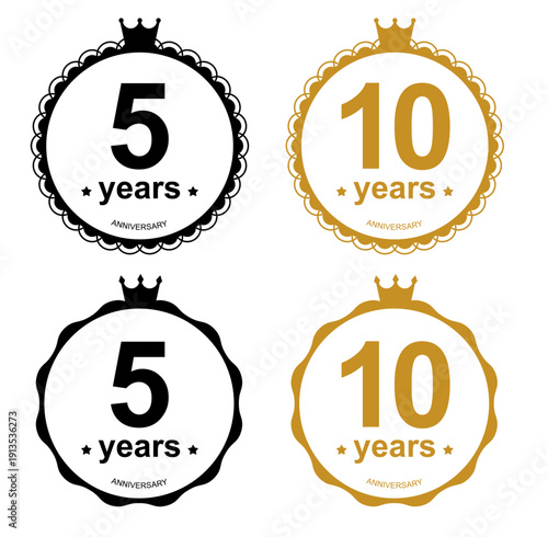 5周年と10周年のアニバーサリーロゴセット、王冠をあしらった高級感のあるエンブレム。ゴールドとブラックのシンプルで使いやすい記念ラベル。開店祝い、周年記念、創立記念イベント、キャンペーンの販促素材。ベクターイラスト、円形の飾り枠デザイン。
