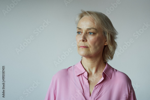 Portrait of a mature woman with a confident look, natural beauty, natural aging
