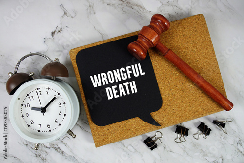 Φωτογραφία Wrongful Death text on speech bubble with alarm clock and wooden gavel on marble