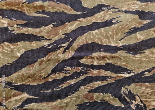 The surface of the cashmere goat hair, in a tigerstrup pattern, is used to make scarves for added warmth.