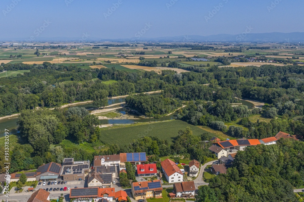Fototapeta premium Luftbild der Gemeinde Ettling an der Isar im niederbayerischen Kreis Dingolfing-Landau