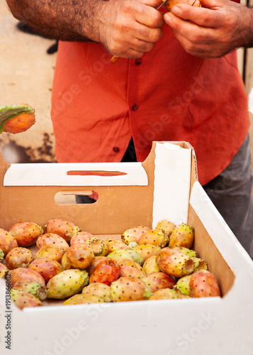 vendiendo caja con chumbos en el mercado