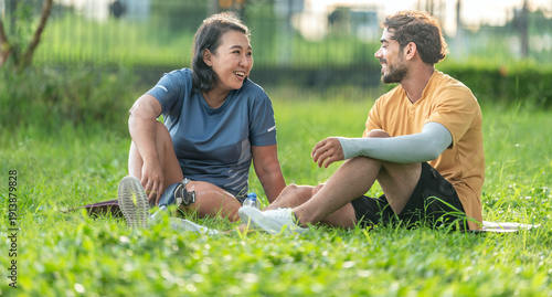 Foto True friendship and equality happy woman with prosthetic leg relaxing on yoga mat with her supportive friend in park