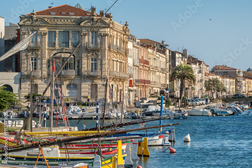 Foto Colorful boats and historic waterfront architecture in Sete France