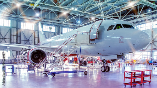 Foto Maintenance and repair of aircraft in the aviation hangar of the airport, flash