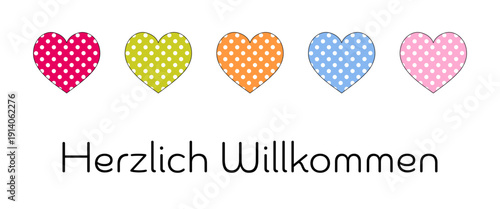 Herzlich Willkommen - Schriftzug in deutscher Sprache. Grußkarte mit gepunkteten Herzen in Pastellfarben.
